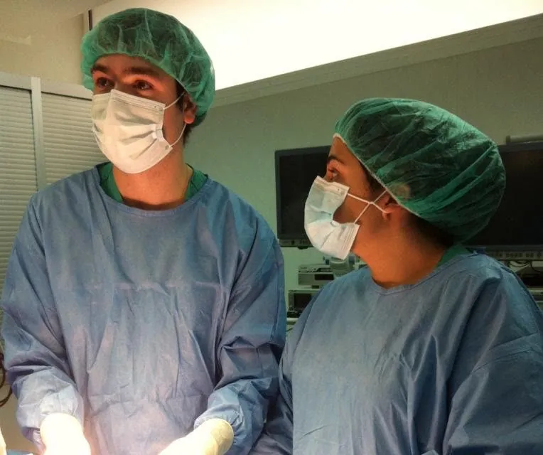 El Dr. Juan José Lunghi durante una cirugía fetal, con gorro y barbijo, junto a otra integrante del equipo.