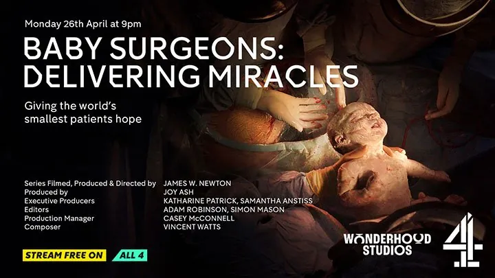 Afiche de Baby Surgeons: Delivering Miracles, de Channel 4: un recién nacido en brazos del equipo quirúrgico.